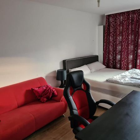 Sehr Schoene Drei Zimmer Deluex Wohnung In Sindelfingen Kültér fotó